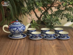 Bộ ấm chén dáng chân thon men cổ vẽ hoa Sen nền băng, 350ml