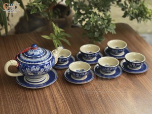 Bộ ấm chén dáng chân thon men cổ vẽ hoa Sen nền băng, 350ml