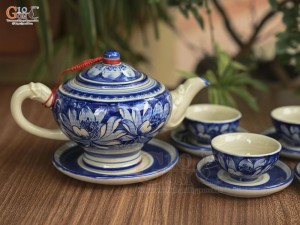 Bộ ấm chén dáng chân thon men cổ vẽ hoa Sen nền băng, 350ml