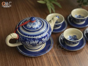 Bộ ấm chén dáng chân thon men cổ vẽ hoa Sen nền băng, 350ml