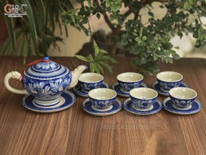 Bộ ấm chén dáng chân thon men cổ vẽ hoa Sen nền băng, 350ml