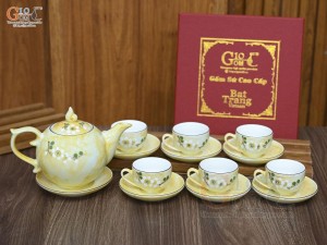 Bộ ấm chén dáng chóp lửa men đá màu vàng họa tiết hoa Đào xanh, 500ml