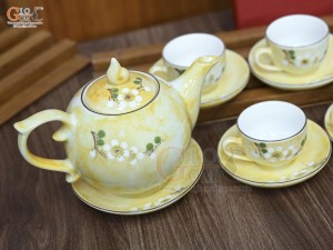 Bộ ấm chén dáng chóp lửa men đá màu vàng họa tiết hoa Đào xanh, 500ml