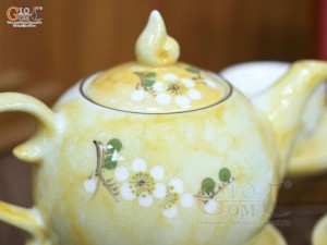 Bộ ấm chén dáng chóp lửa men đá màu vàng họa tiết hoa Đào xanh, 500ml