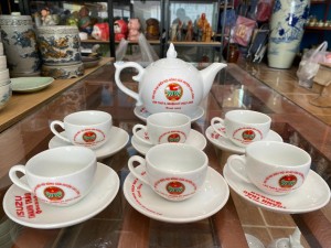 Bộ ấm chén dáng chóp lửa men trắng 500ml, in logo CL hàng dư