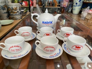 Bộ ấm chén dáng chóp lửa men trắng 500ml, in logo KT hàng dư