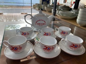 Bộ ấm chén dáng chóp lửa men trắng 600ml, in logo AB hàng dư