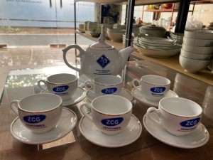 Bộ ấm chén dáng chóp lửa men trắng 600ml, in logo AT hàng dư