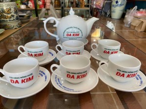 Bộ ấm chén dáng chóp lửa men trắng 600ml, in logo ĐK hàng dư