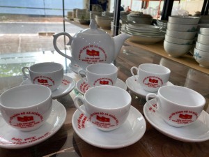 Bộ ấm chén dáng chóp lửa men trắng 600ml, in logo hàng dư