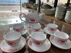 Bộ ấm chén dáng chóp lửa men trắng 600ml, in logo hàng dư