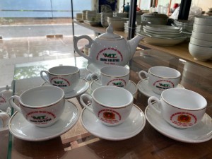 Bộ ấm chén dáng chóp lửa men trắng 600ml, in logo MT hàng dư