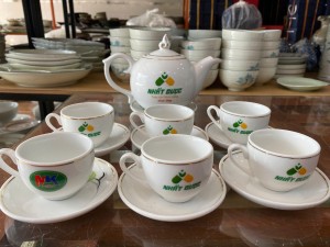 Bộ ấm chén dáng chóp lửa men trắng 600ml, in logo NT hàng dư