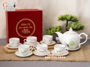 Bộ ấm chén dáng chóp lửa men trắng họa tiết Bồ Công Anh kẻ chỉ vàng, in logo quà tặng 20/11