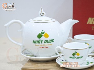 Bộ ấm chén dáng chóp lửa men trắng họa tiết Bồ Công Anh kẻ chỉ vàng, in logo quà tặng