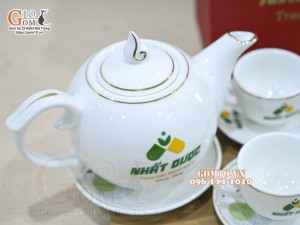 Bộ ấm chén dáng chóp lửa men trắng họa tiết Bồ Công Anh kẻ chỉ vàng, in logo quà tặng
