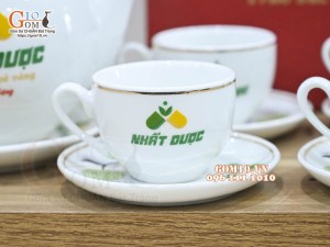 Bộ ấm chén dáng chóp lửa men trắng họa tiết Bồ Công Anh kẻ chỉ vàng, in logo quà tặng