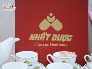 Bộ ấm chén dáng chóp lửa men trắng họa tiết Bồ Công Anh kẻ chỉ vàng, in logo quà tặng