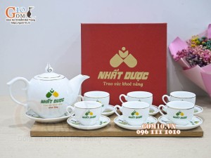 Bộ ấm chén dáng chóp lửa men trắng họa tiết Bồ Công Anh kẻ chỉ vàng, in logo quà tặng