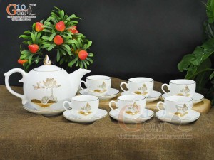 Bộ ấm chén dáng chóp lửa men trắng họa tiết Chuồn Sen vàng kim, 600ml