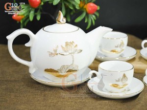 Bộ ấm chén dáng chóp lửa men trắng họa tiết Chuồn Sen vàng kim, 600ml