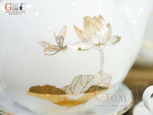 Bộ ấm chén dáng chóp lửa men trắng họa tiết Chuồn Sen vàng kim, 600ml