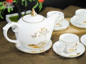 Bộ ấm chén dáng chóp lửa men trắng họa tiết Chuồn Sen vàng kim, 600ml