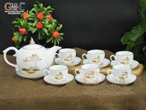 Bộ ấm chén dáng chóp lửa men trắng họa tiết Chuồn Sen vàng kim, 600ml