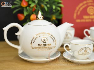 Bộ ấm chén dáng chóp lửa men trắng họa tiết Chuồn Sen vàng kim, in logo quà tặng