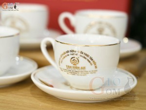 Bộ ấm chén dáng chóp lửa men trắng họa tiết Chuồn Sen vàng kim, in logo quà tặng
