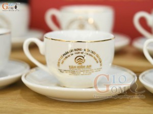 Bộ ấm chén dáng chóp lửa men trắng họa tiết Chuồn Sen vàng kim, in logo quà tặng