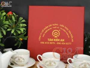 Bộ ấm chén dáng chóp lửa men trắng họa tiết Chuồn Sen vàng kim, in logo quà tặng