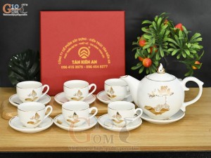 Bộ ấm chén dáng chóp lửa men trắng họa tiết Chuồn Sen vàng kim, in logo quà tặng