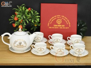 Bộ ấm chén dáng chóp lửa men trắng họa tiết Chuồn Sen vàng kim, in logo quà tặng