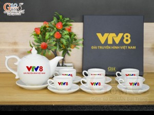 Bộ ấm chén dáng chóp lửa men trắng họa tiết Mã Đáo Thành Công vàng kim in logo VTV8, 500ml