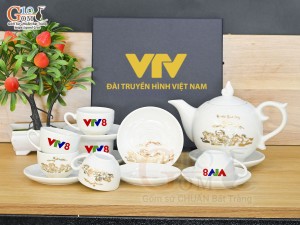 Bộ ấm chén dáng chóp lửa men trắng họa tiết Mã Đáo Thành Công vàng kim in logo VTV8, 500ml