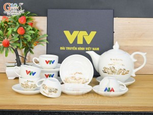 Bộ ấm chén dáng chóp lửa men trắng họa tiết Mã Đáo Thành Công vàng kim in logo VTV, 500ml
