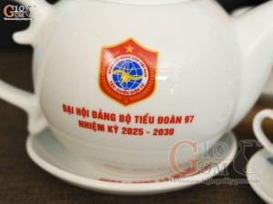 Bộ ấm chén dáng chóp lửa men trắng họa tiết Sen xanh, in logo quà tặng