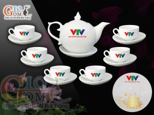 Bộ ấm chén dáng chóp lửa men trắng họa tiết Thuận Buồm Xuôi Gió vàng kim in logo VTV, 500ml