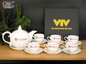 Bộ ấm chén dáng chóp lửa men trắng in logo HTA, 600ml