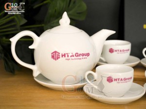 Bộ ấm chén dáng chóp lửa men trắng in logo HTA, 600ml