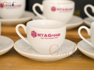 Bộ ấm chén dáng chóp lửa men trắng in logo HTA, 600ml