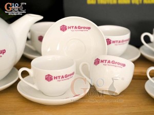 Bộ ấm chén dáng chóp lửa men trắng in logo HTA, 600ml