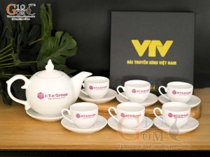 Bộ ấm chén dáng chóp lửa men trắng in logo HTA, 600ml
