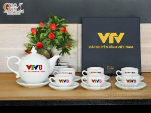 Bộ ấm chén dáng chóp lửa men trắng in logo VTV8, 500ml
