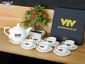 Bộ ấm chén dáng chóp lửa men trắng in logo VTV 500ml 