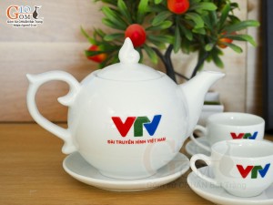 Bộ ấm chén dáng chóp lửa men trắng in logo VTV 500ml 
