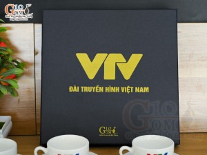 Bộ ấm chén dáng chóp lửa men trắng in logo VTV 500ml 