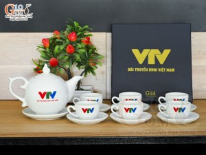 Bộ ấm chén dáng chóp lửa men trắng in logo VTV 500ml 