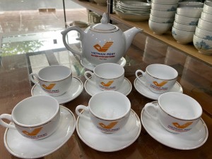 Bộ ấm chén dáng chóp lửa men trắng kẻ chỉ 600ml, in logo hàng dư